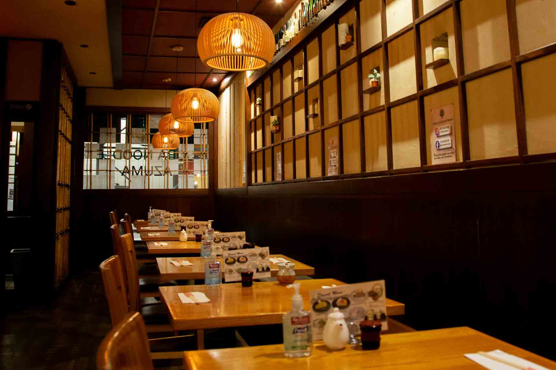 落ち着いた照明のカウンター席