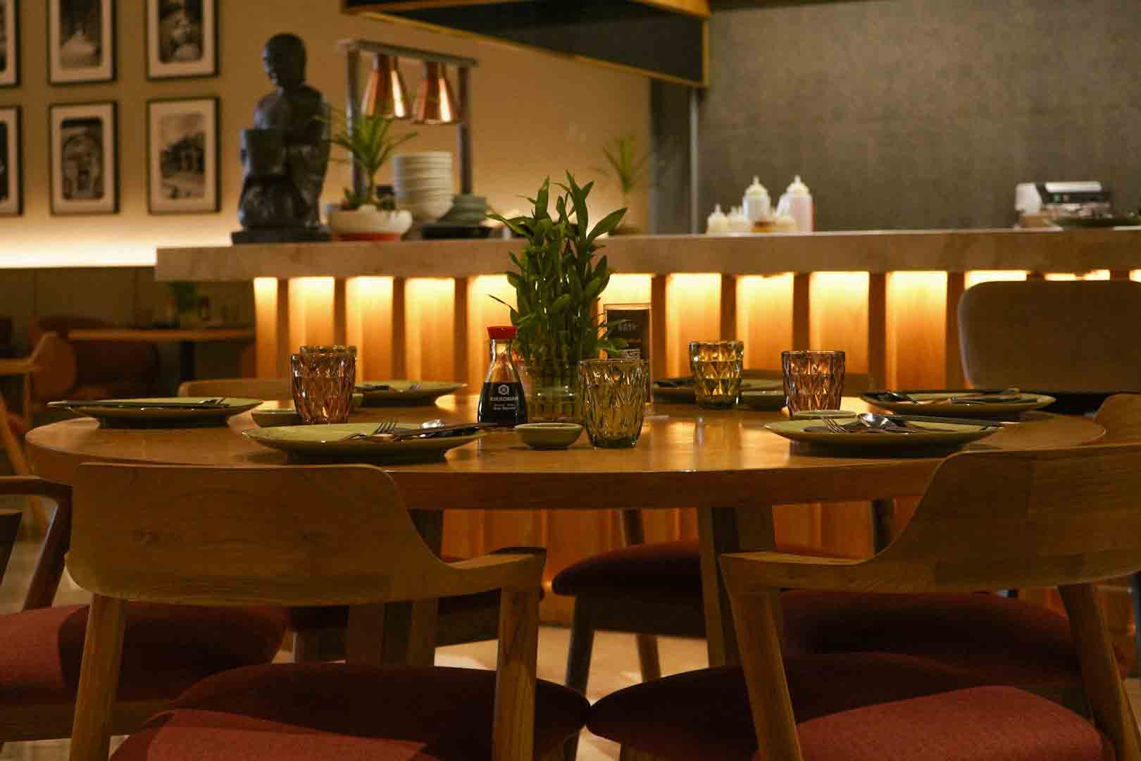 サイン色紙が飾られたテーブル席