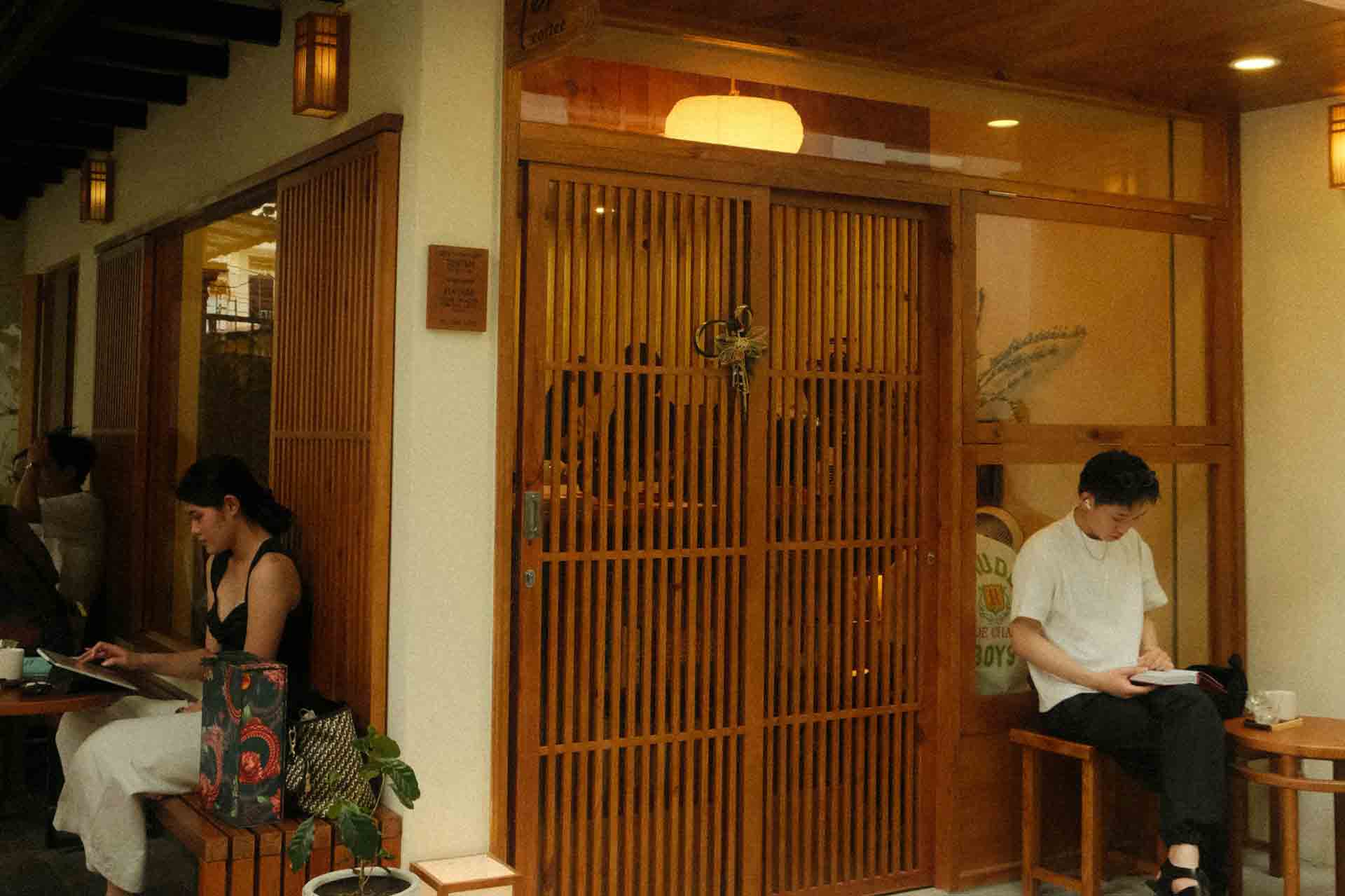 アンティーク調の内装とテーブル席