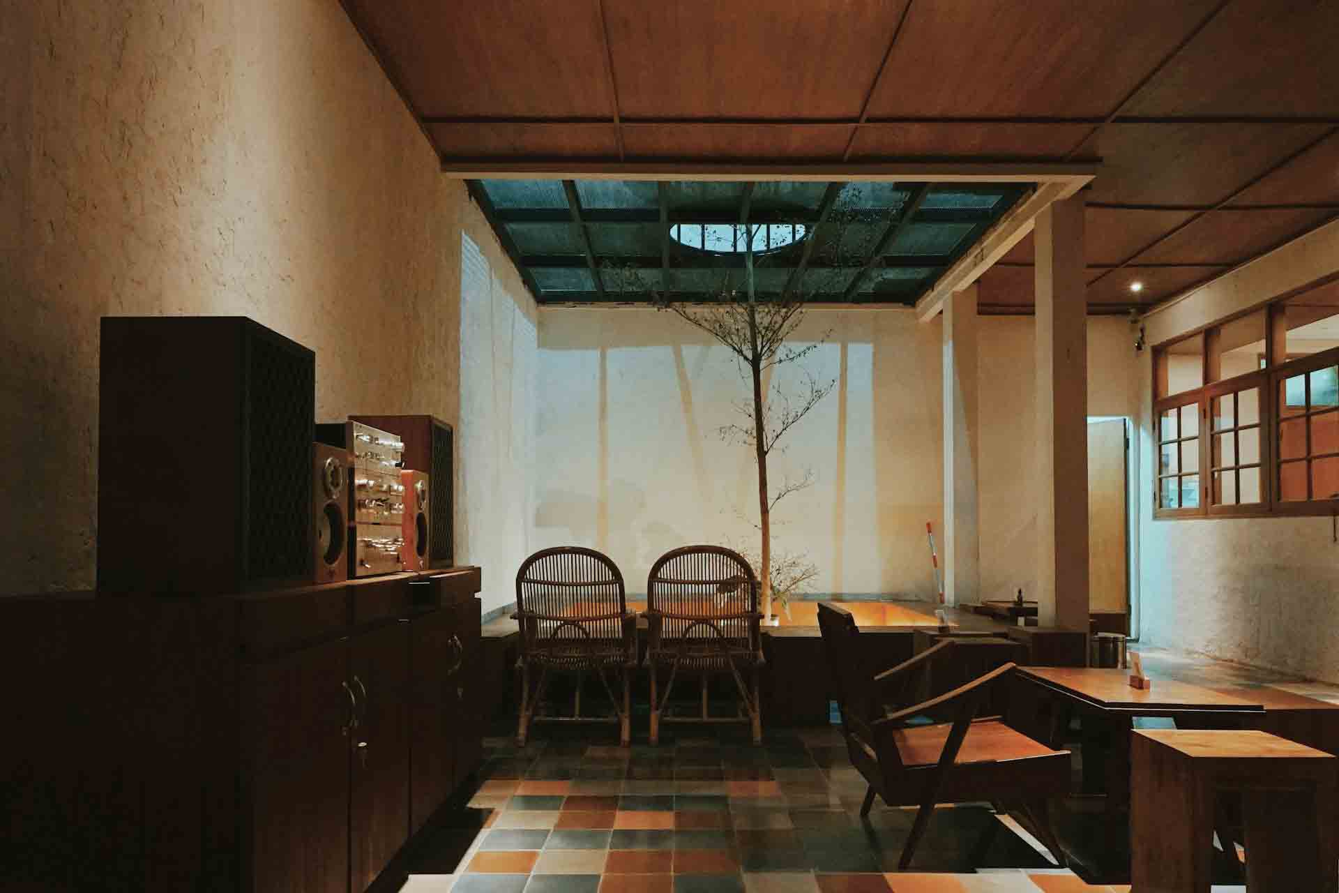 職人が目の前で料理を仕上げるカウンター